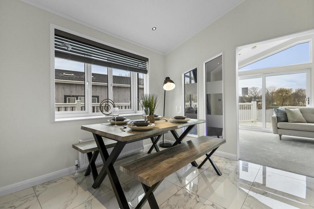 6 Lakeside Walk   Dining Area