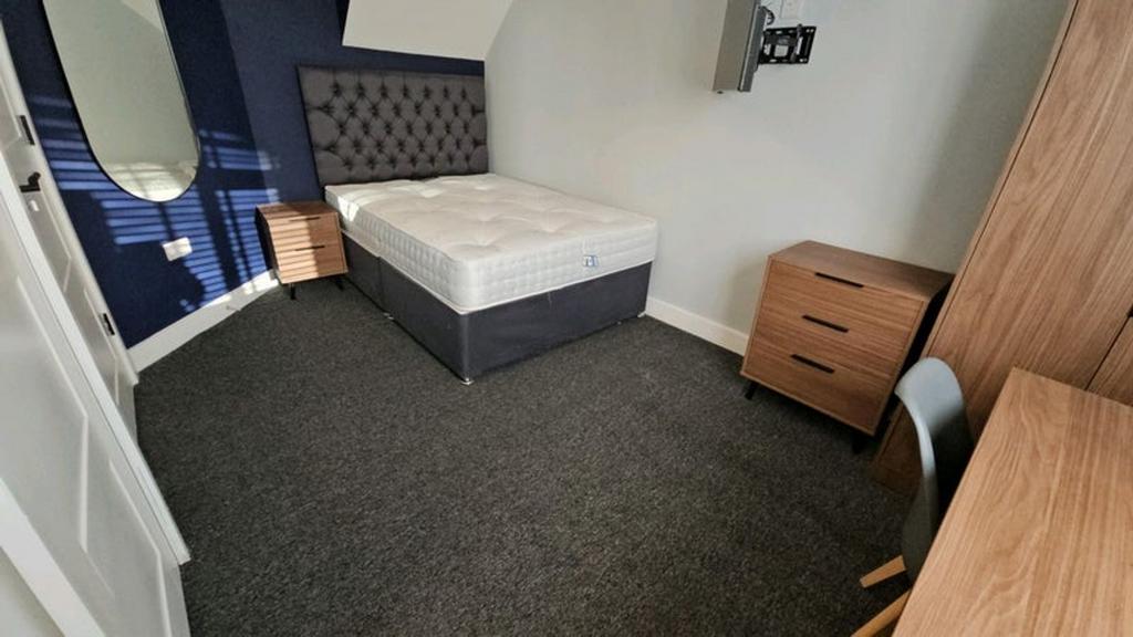 A cozy double bedroom featuring a comfortable b...