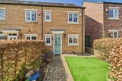3 bedroom townhouse for sale, Chestnut Lane, Leeds