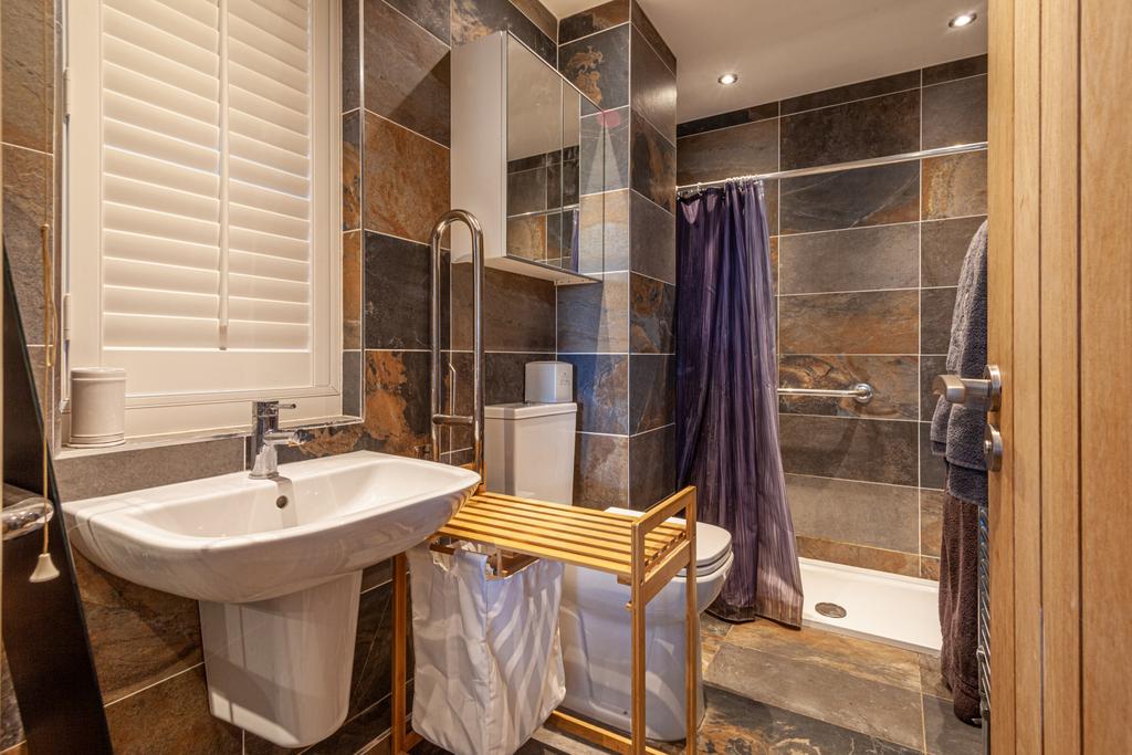 Bed 6 en suite