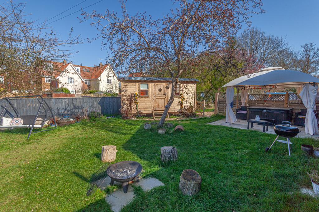 Shepherd&#39;s hut garden