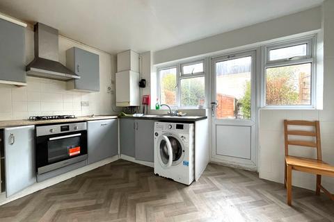 5 bedroom terraced house to rent, Croombs Road, London E16