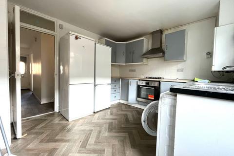 5 bedroom terraced house to rent, Croombs Road, London E16