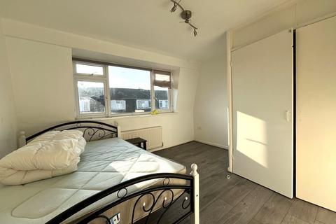 5 bedroom terraced house to rent, Croombs Road, London E16