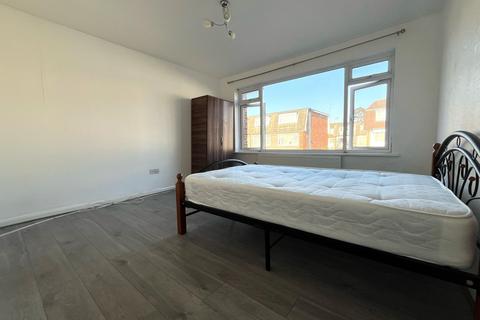 5 bedroom terraced house to rent, Croombs Road, London E16
