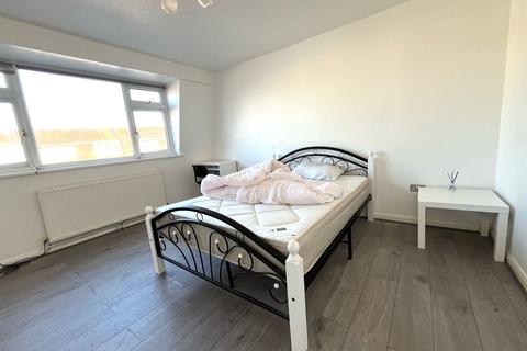 5 bedroom terraced house to rent, Croombs Road, London E16