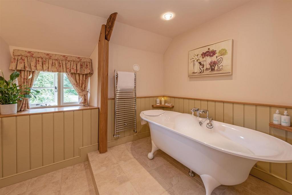 VIctorian Main Bathroom.jpg