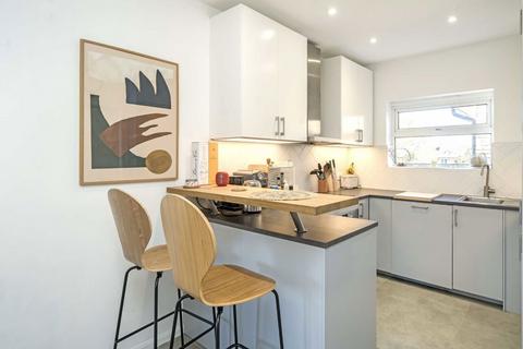 2 bedroom flat for sale, Kent Gardens, London W13
