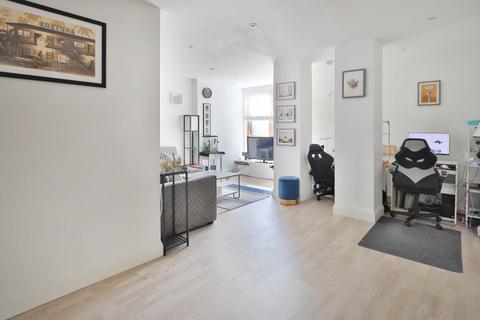 2 bedroom apartment for sale, Blagdon Road, New Malden