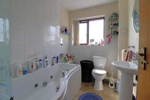 1a Lysons Avenue, Gloucester, GL1 5QE