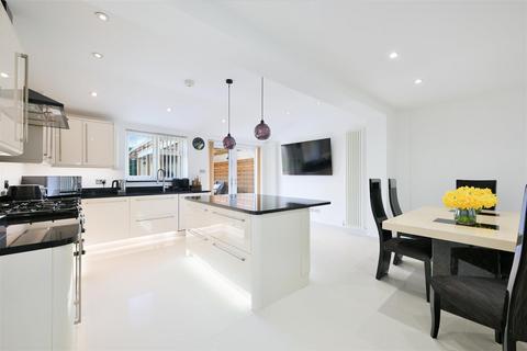 2 Well Way, Epsom, KT18 7LW