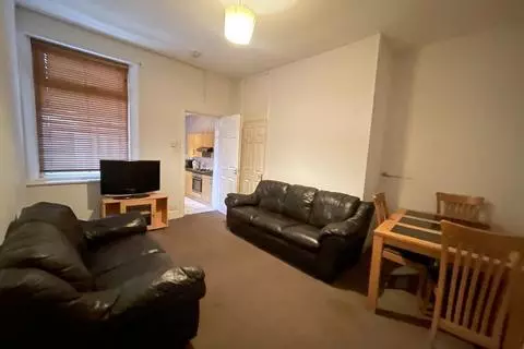 2 bedroom flat to rent - View 4
