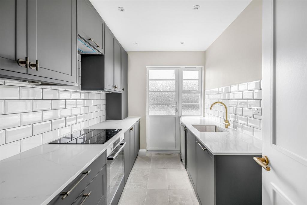 8 Deanhill Court-3.jpg