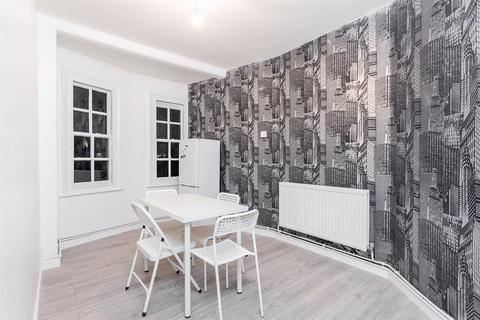 4 bedroom apartment to rent, Clifton House , Club Row, London E2