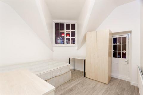 4 bedroom apartment to rent, Clifton House , Club Row, London E2