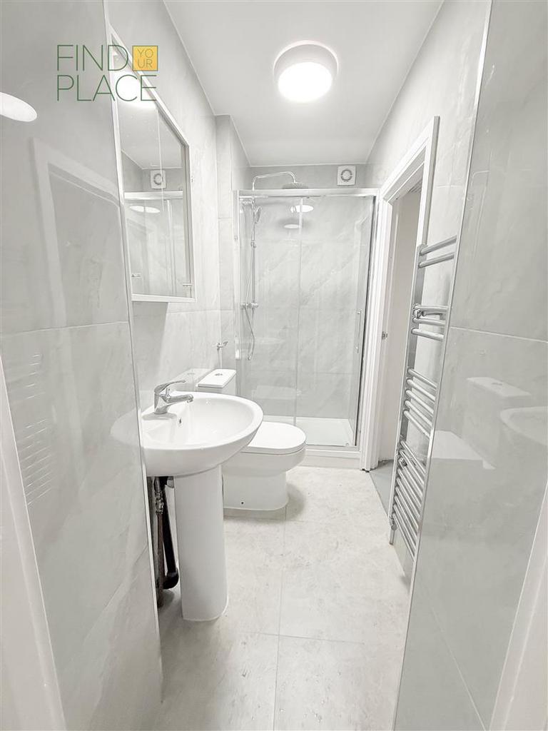 Ensuite Bathroom 1