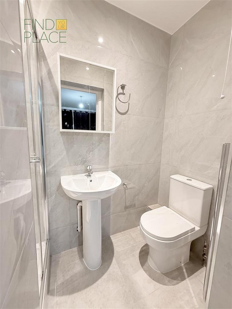 Ensuite Bathroom 2