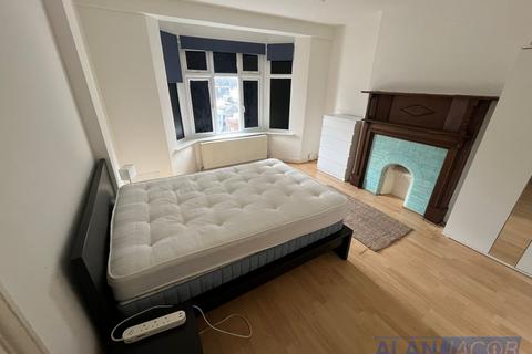 1 bedroom flat to rent, Burlington Road, London KT3