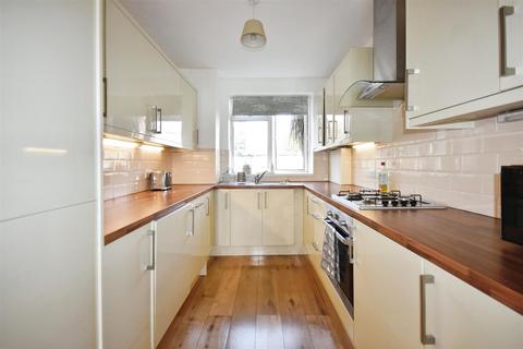 27 Deans Close, London, W4 3LX