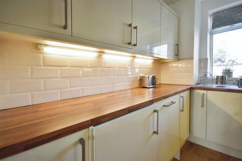 27 Deans Close, London, W4 3LX