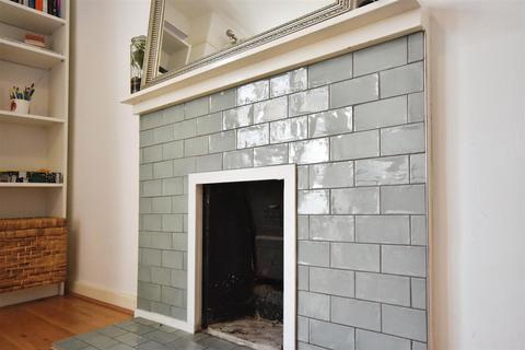 27 Deans Close, London, W4 3LX