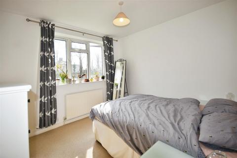 27 Deans Close, London, W4 3LX