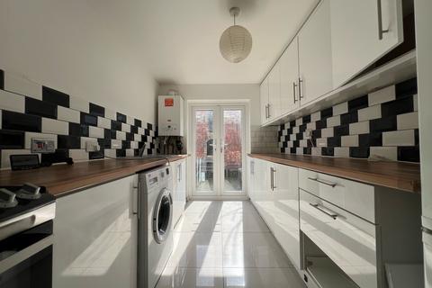 4 bedroom terraced house to rent, Poplars Road, London E17