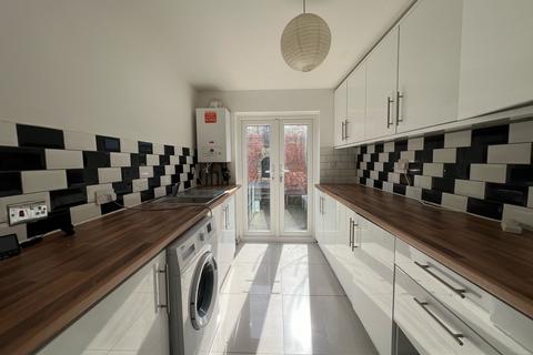 4 bedroom terraced house to rent, Poplars Road, London E17