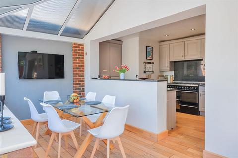 18 Garratts Lane, Banstead, SM7 2EA