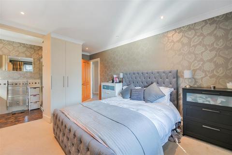 18 Garratts Lane, Banstead, SM7 2EA