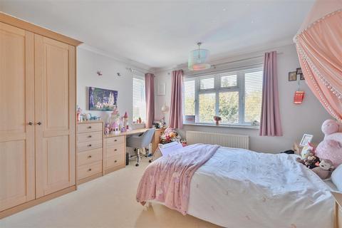18 Garratts Lane, Banstead, SM7 2EA