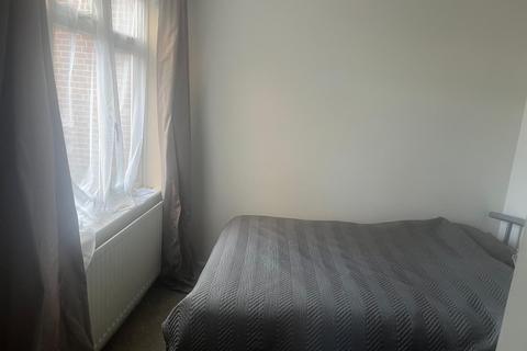 1 bedroom in a house share to rent, Bridle Road, Croydon CR0