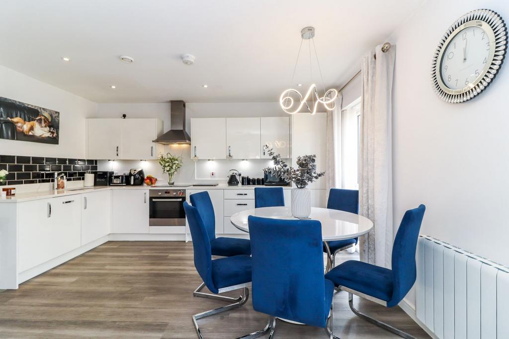 Dining to kitchen
