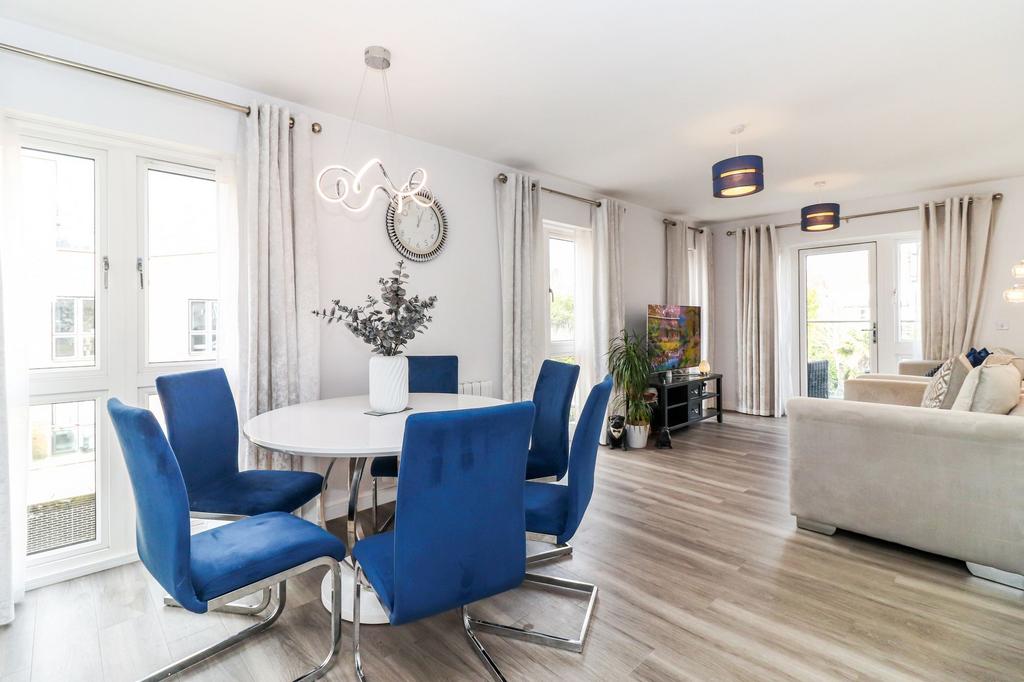 Dining to lounge space