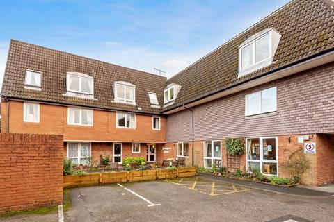 1 bedroom ground floor flat for sale, Haslemere with direct access to garden