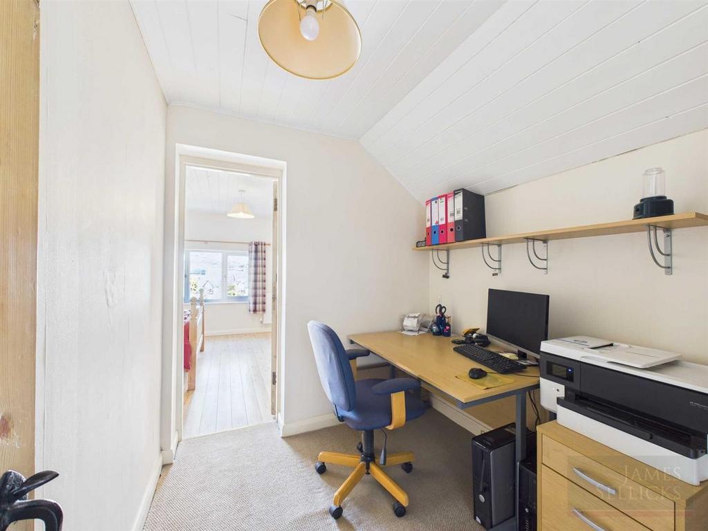 Office/dressing room