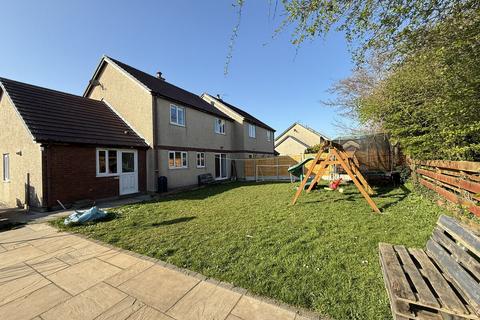 undefined, Bro Ednyfed, Llangefni, Anglesey, LL77