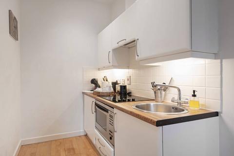 Studio to rent, West Smithfield, Farringdon, London, EC1A