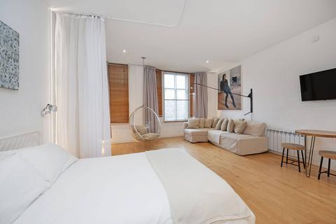 Studio to rent, West Smithfield, Farringdon, London, EC1A