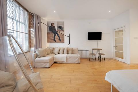 Studio to rent, West Smithfield, Farringdon, London, EC1A