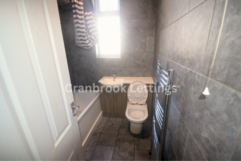 2 bedroom terraced house to rent, Romford, RM5