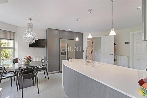 5 bedroom detached house to rent, Hazel Lane, The Avenue, Repton Park, Woodford Green, Essex
