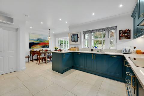 2 Howitts Close, Esher, KT10 8LX