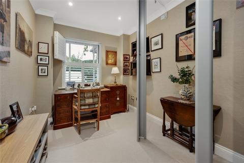 2 Howitts Close, Esher, KT10 8LX