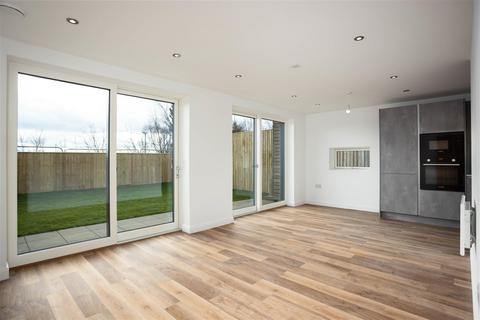 4 bedroom semi-detached house for sale, Wakefield Road, Bradford BD11