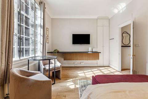 Studio to rent, Hallam Street, London