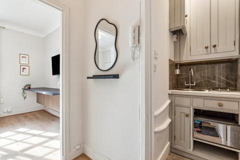 Studio to rent, Hallam Street, London