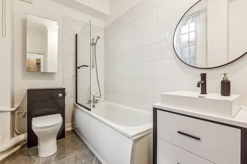 Studio to rent, Hallam Street, London