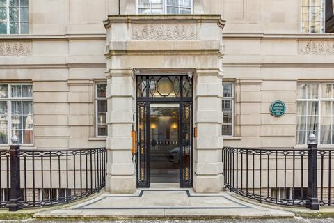 Studio to rent, Hallam Street, London