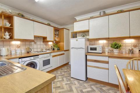 1 Wells Close, Tenterden, TN30 6QJ